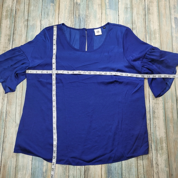 Cabi Flutter sleeves Top. - Picture 3 of 8